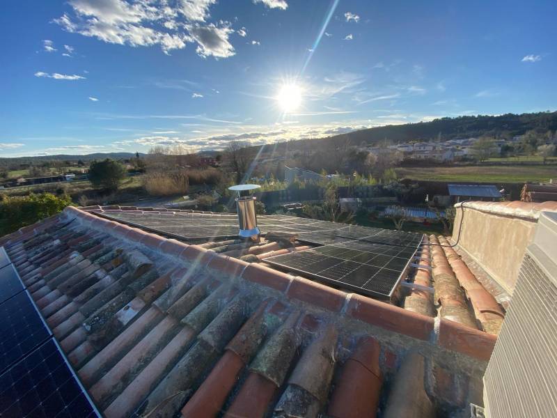 Installation de panneaux photovoltaïques sur un toit à Pézenas dans l'Hérault